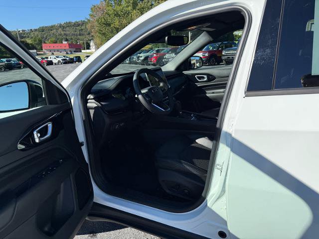 Used 2025 Jeep Compass Latitude w/ Convenience Group AWD/4WD image 10