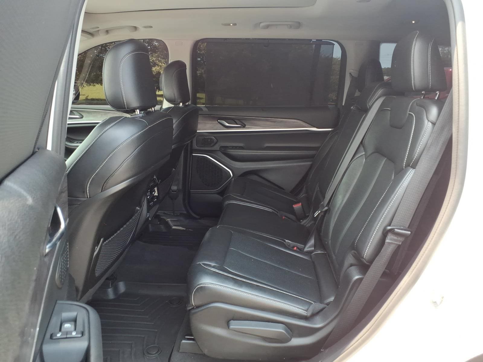 Used 2022 Jeep Grand Cherokee L Limited w/ Luxury Tech Group II AWD/4WD image 14