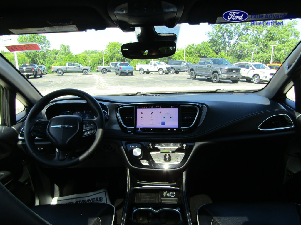 Used 2022 Chrysler Pacifica Limited w/ Uconnect Theater Family Group FWD image 25