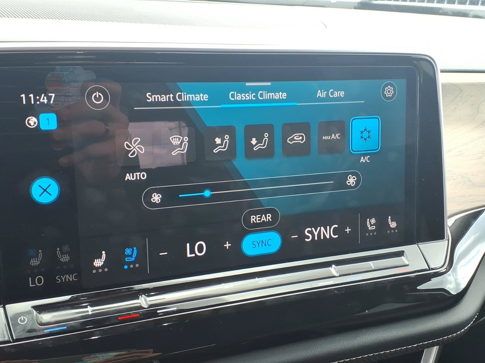Used 2025 Volkswagen Atlas SE FWD image 8
