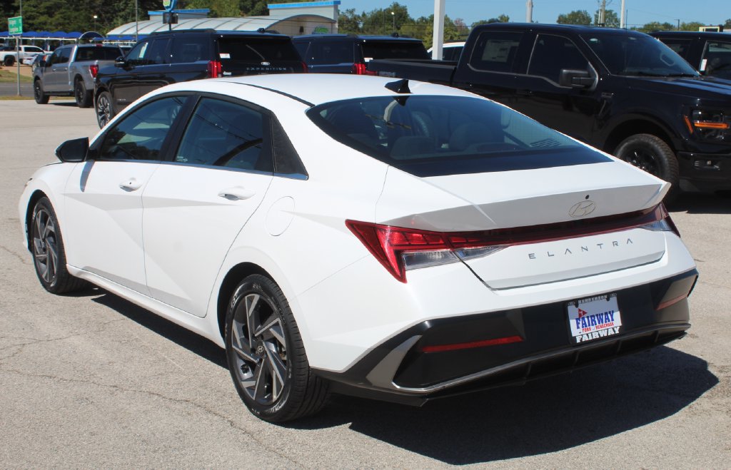 Used 2025 Hyundai Elantra SEL FWD image 8