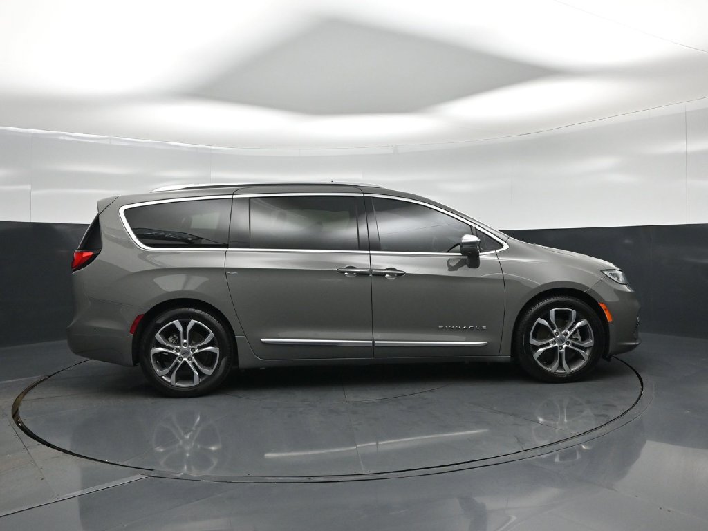 Used 2024 Chrysler Pacifica Pinnacle FWD image 18