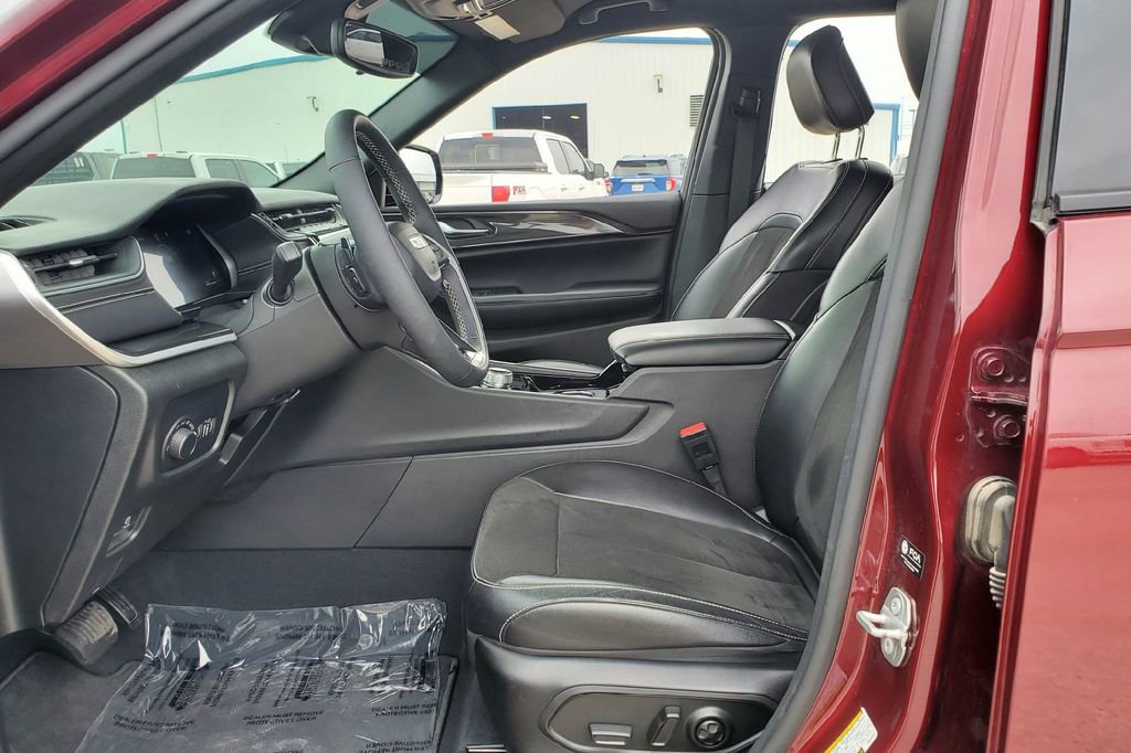 Used 2023 Jeep Grand Cherokee Altitude RWD image 4