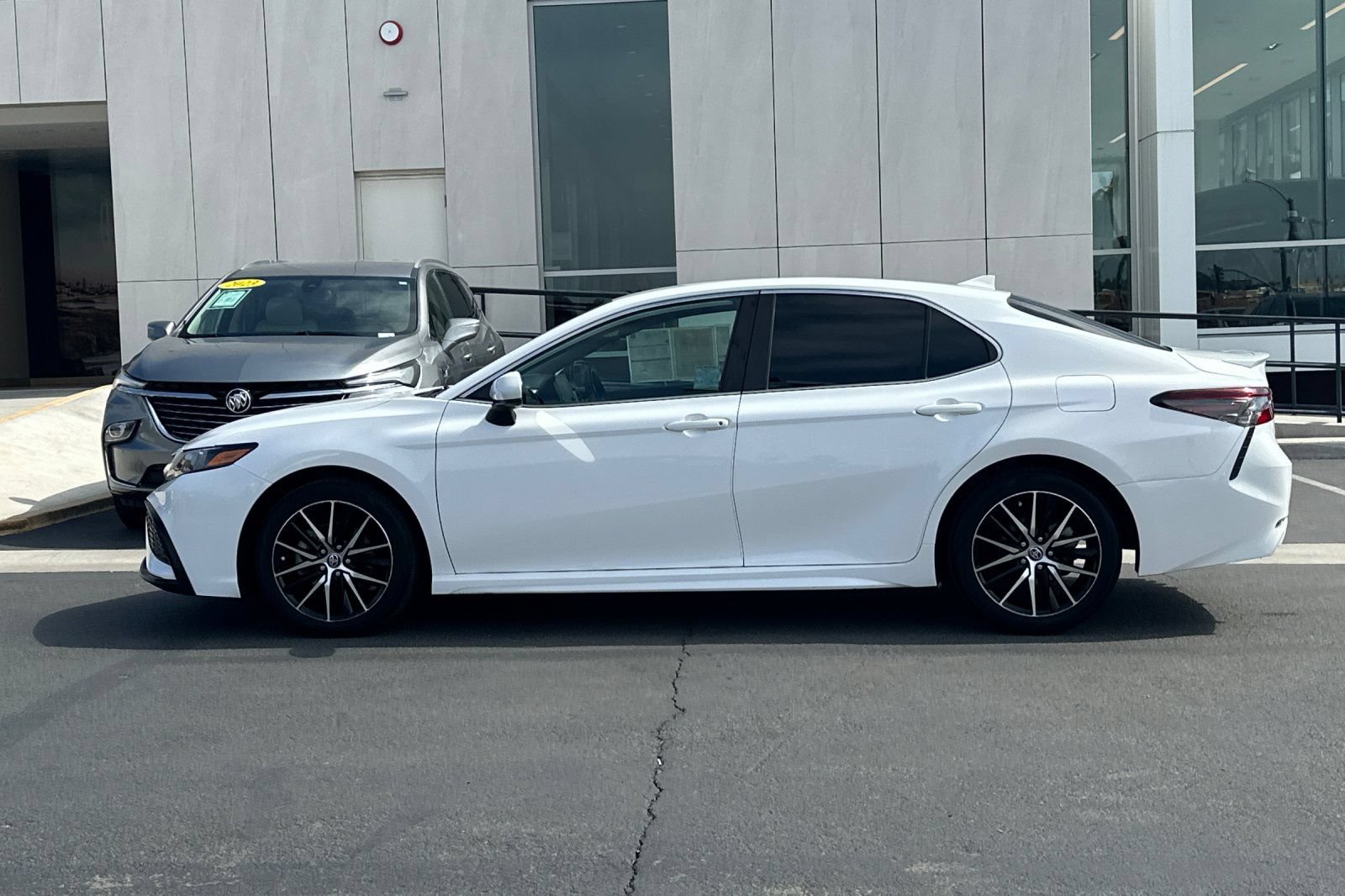 Used 2021 Toyota Camry SE w/ Carpet Mat Package (TMS) FWD image 6