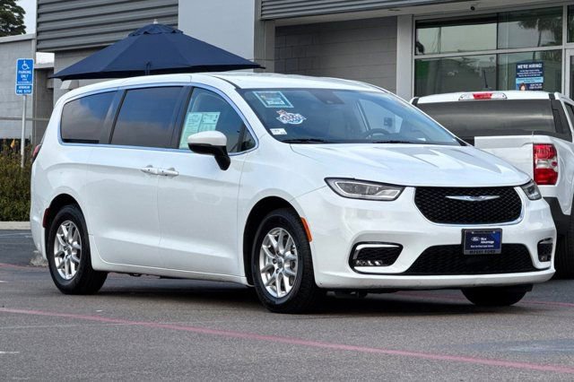 Used 2023 Chrysler Pacifica Touring-L image 3