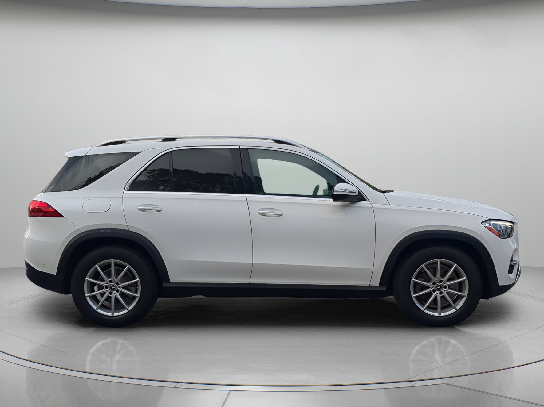 Used 2025 Mercedes-Benz GLE 350 4MATIC w/ Driver Assistance Package image 39