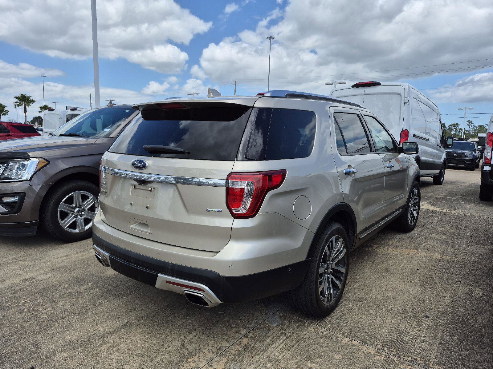 Certified 2017 Ford Explorer Platinum image 3