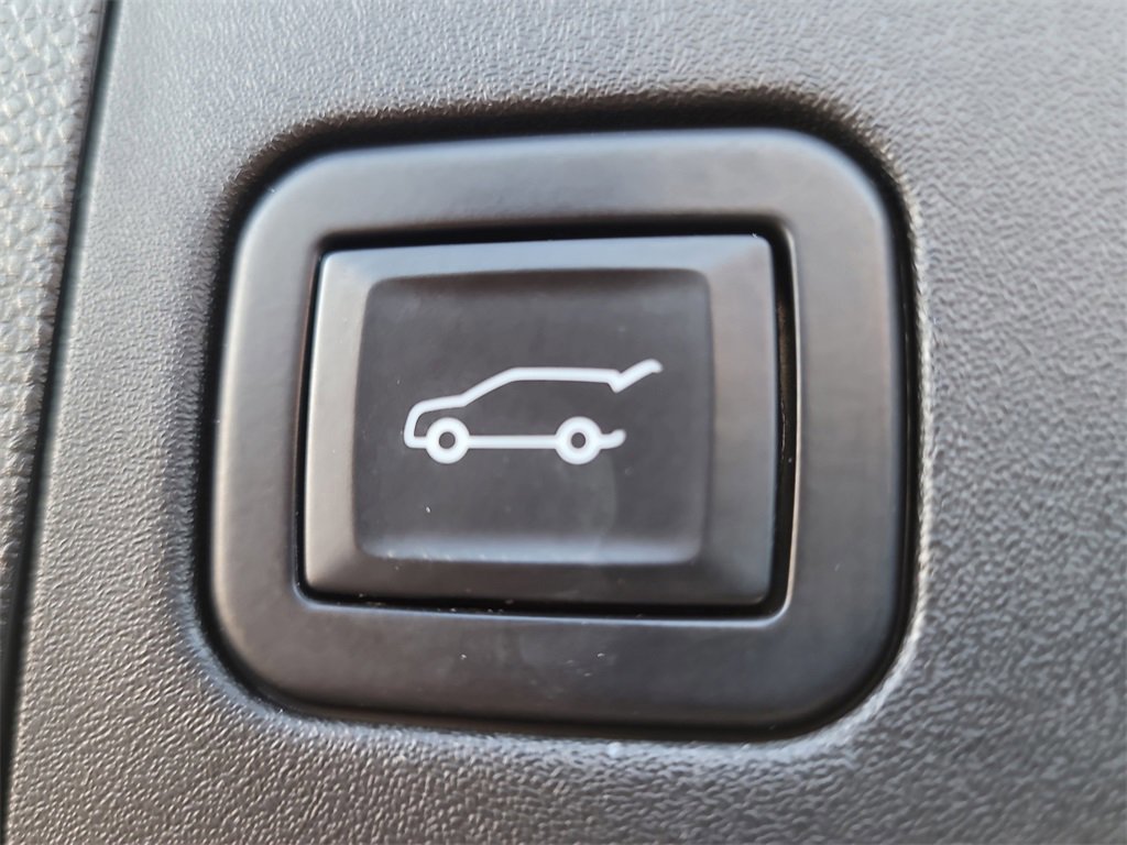 Used 2022 Cadillac XT4 Premium Luxury w/ Safety Alert Package image 9