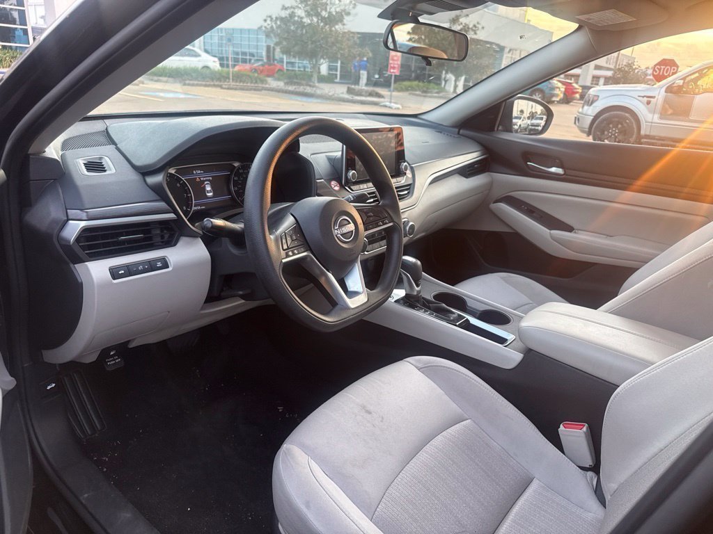 Used 2025 Nissan Altima 2.5 SV FWD image 8