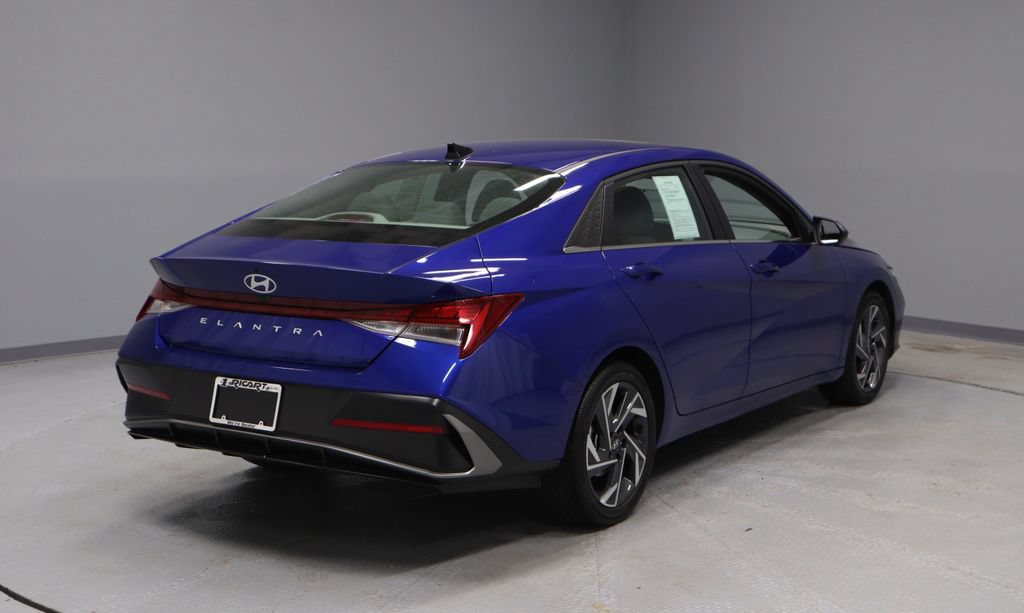 Used 2025 Hyundai Elantra SEL FWD image 12