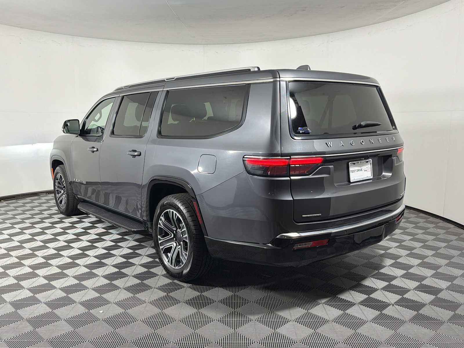 Used 2023 Jeep Wagoneer L Series II AWD/4WD image 5