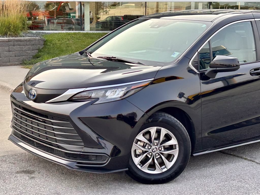 Used 2025 Toyota Sienna LE FWD image 2