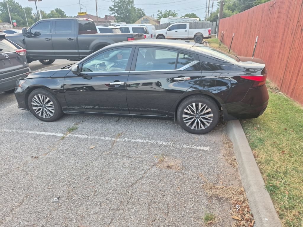 Used 2025 Nissan Altima 2.5 SV FWD image 8