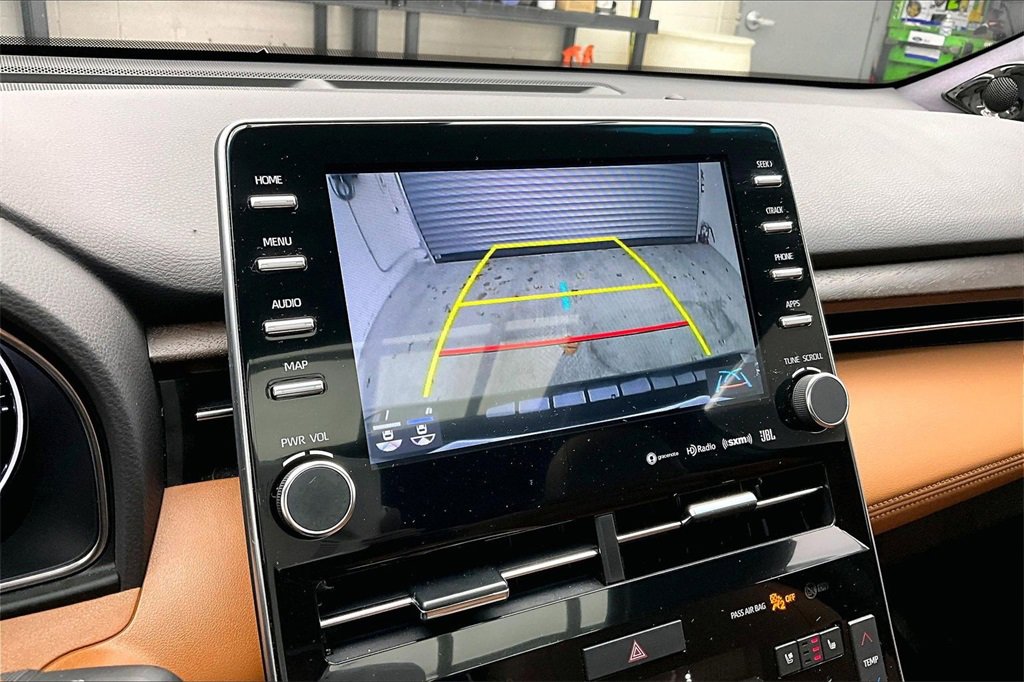 Used 2022 Toyota Avalon Limited image 21