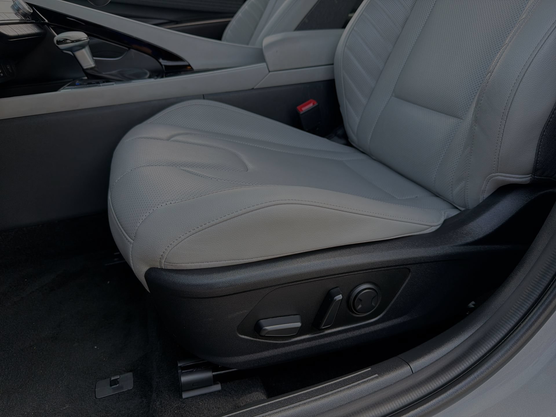 Used 2025 Hyundai Elantra Limited FWD image 12