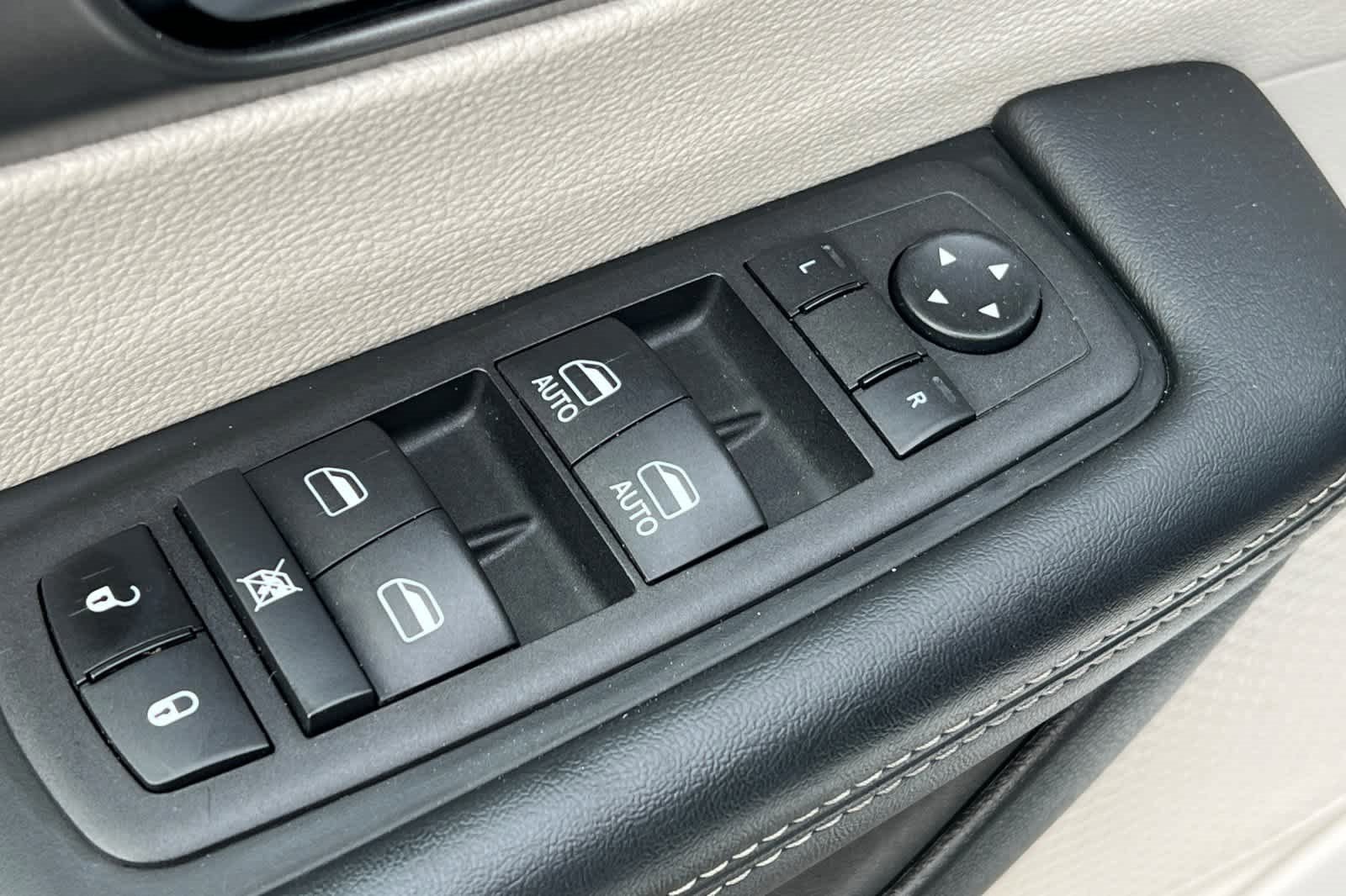 Used 2023 Chrysler Pacifica Touring-L image 14