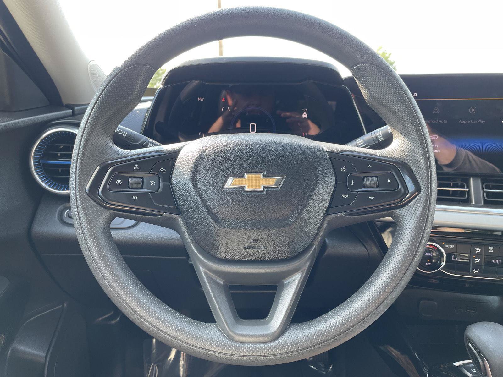 Used 2025 Chevrolet Trax LT FWD image 12