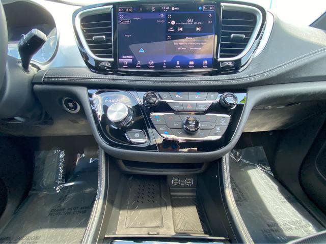 Used 2025 Chrysler Pacifica Limited FWD image 31