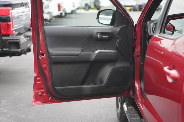 Used 2021 Toyota Tacoma TRD Off-Road image 30