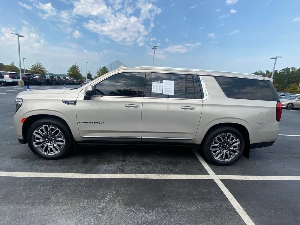 Used 2023 GMC Yukon XL Denali Ultimate AWD/4WD image 4