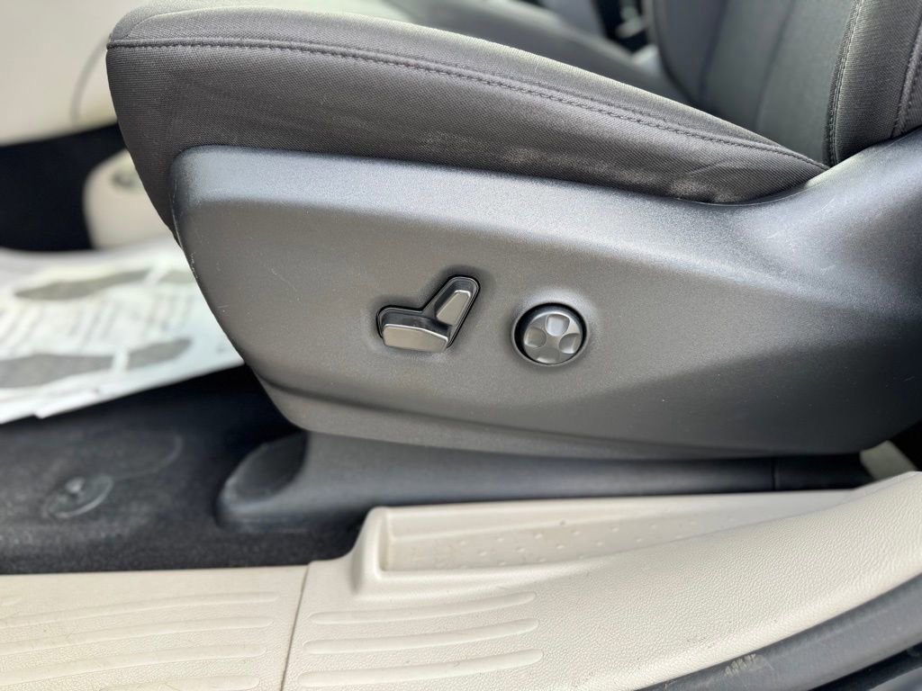 Used 2022 Chrysler Voyager LX image 10