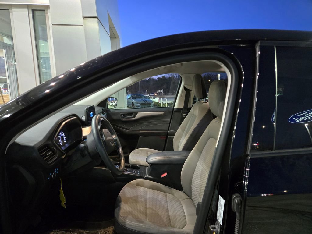 Certified 2022 Ford Escape SE w/ SE Sport Appearance Package image 5