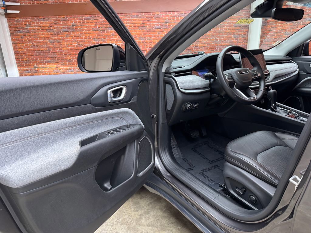 Used 2022 Jeep Compass Latitude image 11