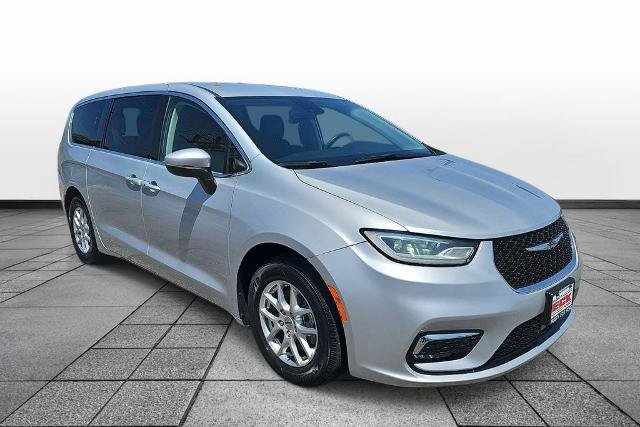 Used 2023 Chrysler Pacifica Touring-L FWD image 3