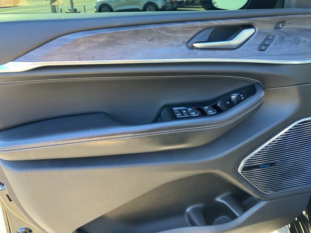 Used 2022 Jeep Grand Cherokee Overland w/ Luxury Tech Group IV image 18