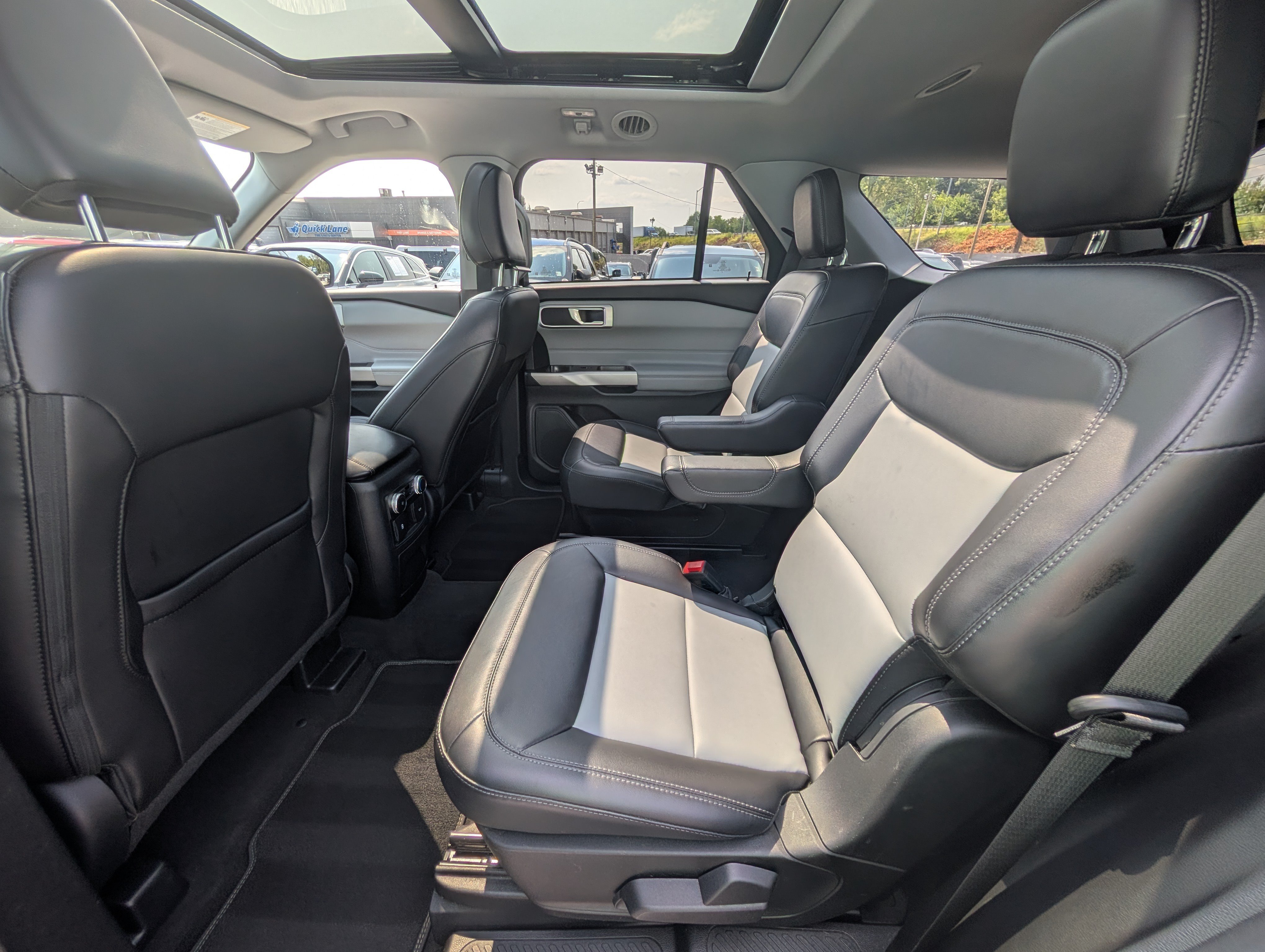 Certified 2022 Ford Explorer XLT w/ Equipment Group 202A AWD/4WD image 18