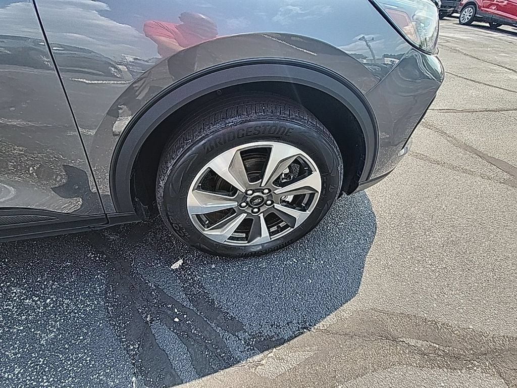 Certified 2025 Ford Escape Platinum AWD/4WD image 29