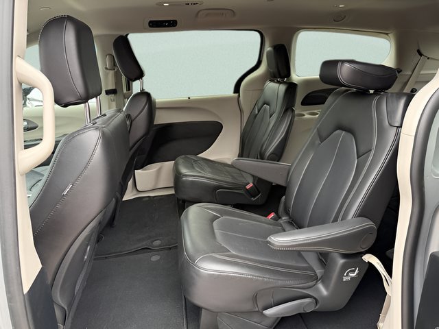 Used 2024 Chrysler Pacifica Touring-L FWD image 5