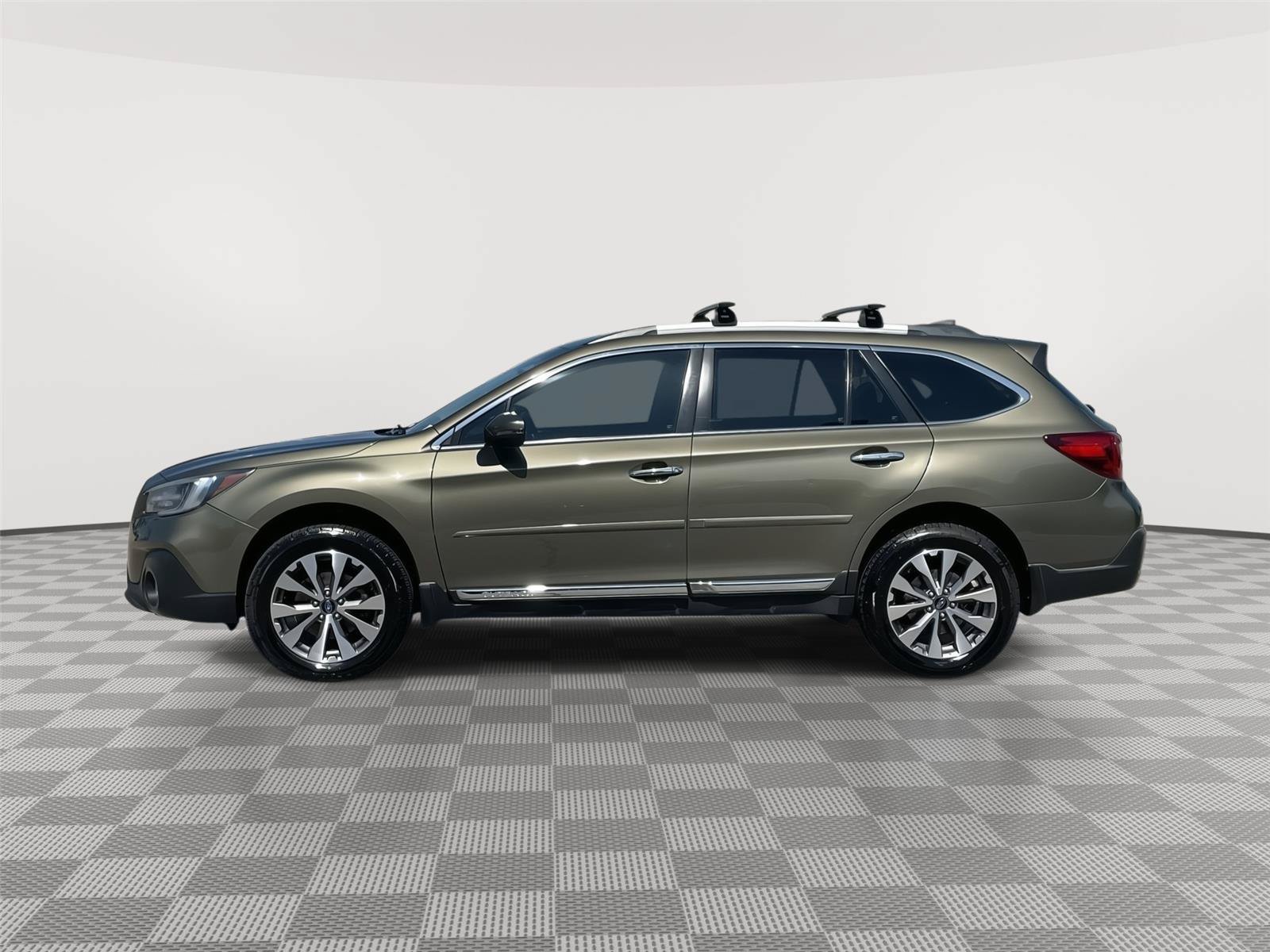 Used 2018 Subaru Outback 3.6R Touring AWD/4WD image 2