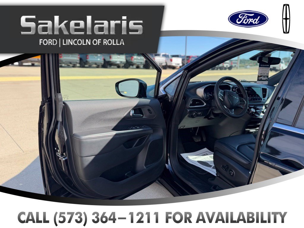 Used 2025 Chrysler Pacifica Select FWD image 10