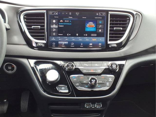 Used 2025 Chrysler Pacifica Select FWD image 12