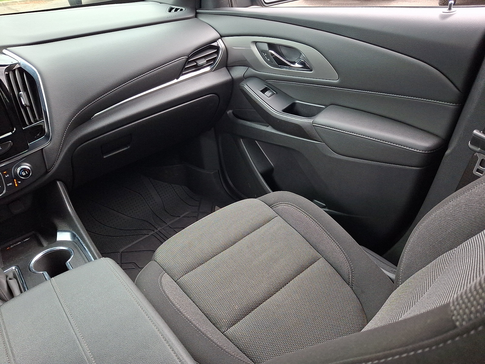 Used 2023 Chevrolet Traverse LT FWD image 16