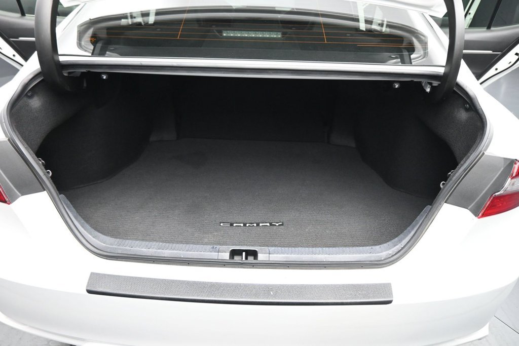 Used 2023 Toyota Camry SE w/ Cold Weather Package FWD image 18
