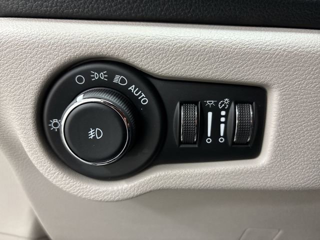 Used 2023 Chrysler Pacifica Touring-L image 21