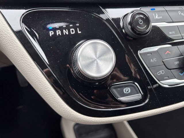 Used 2024 Chrysler Pacifica Limited FWD image 27