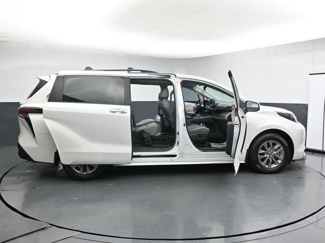 Used 2024 Toyota Sienna XLE FWD image 38