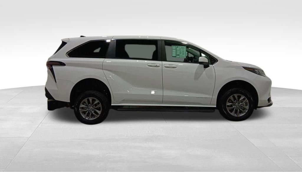 Used 2025 Toyota Sienna LE image 6