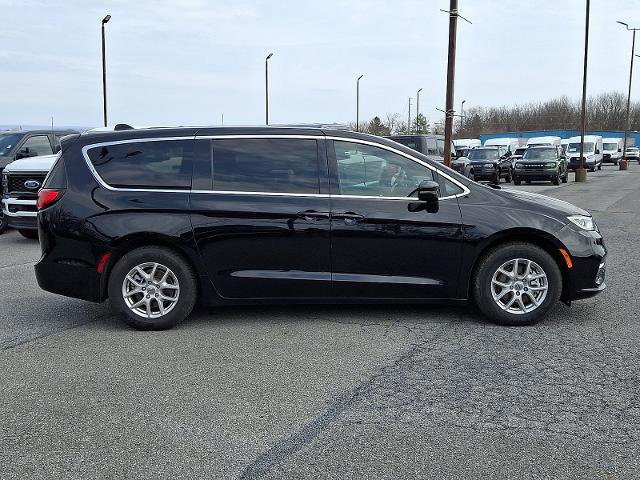 Used 2025 Chrysler Pacifica Select image 5