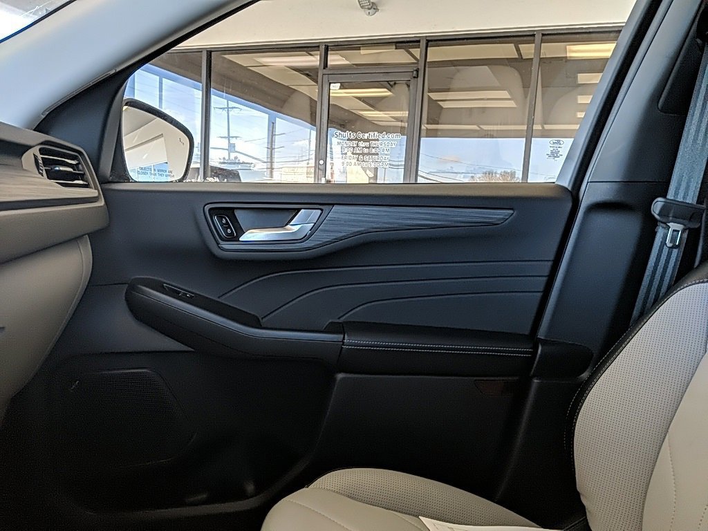 Certified 2025 Ford Escape Platinum w/ Premium Technology Package image 21