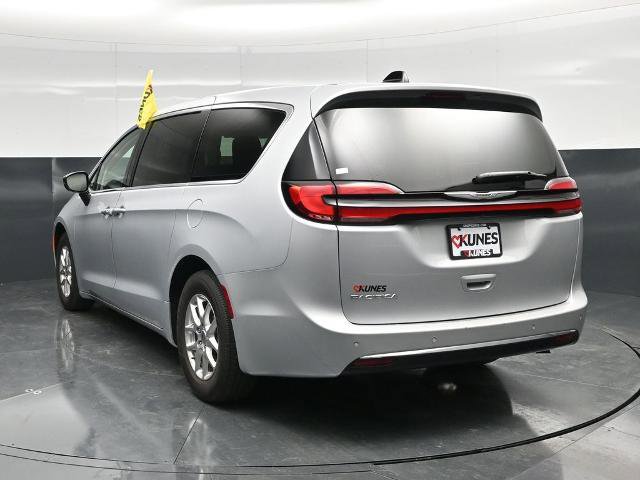 Used 2024 Chrysler Pacifica Touring-L FWD image 14