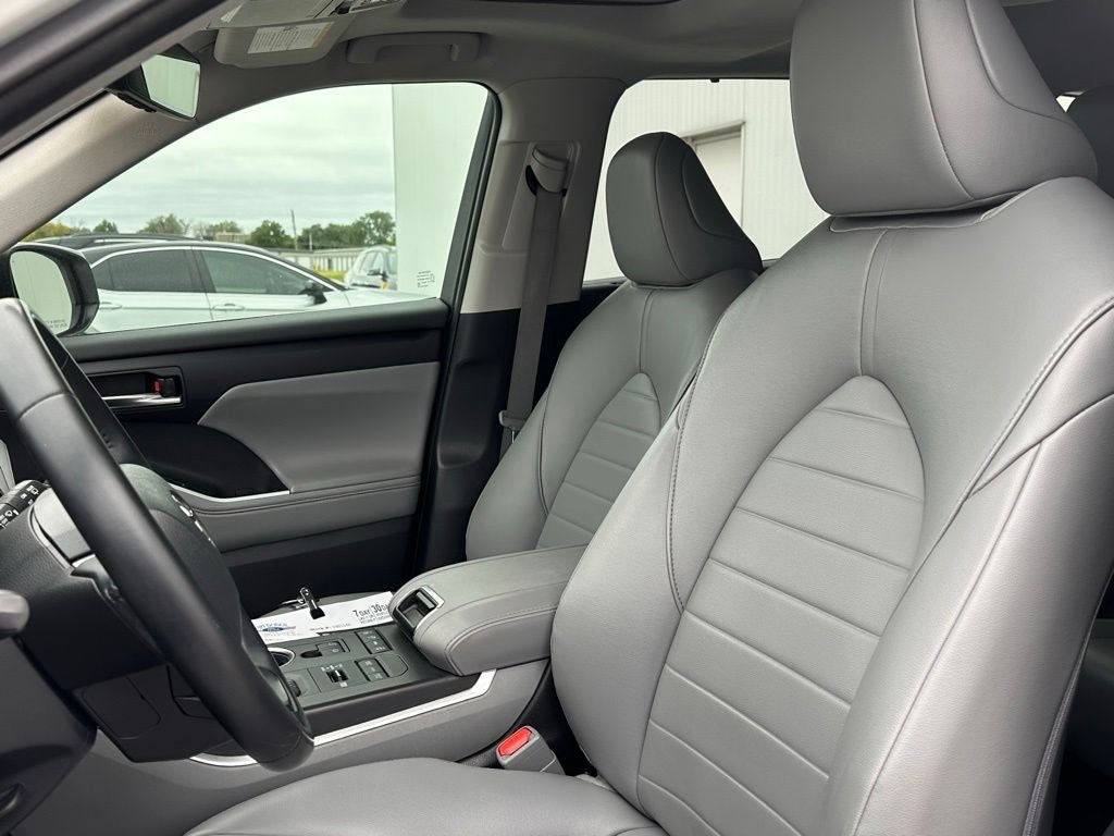 Used 2022 Toyota Highlander XLE AWD/4WD image 13