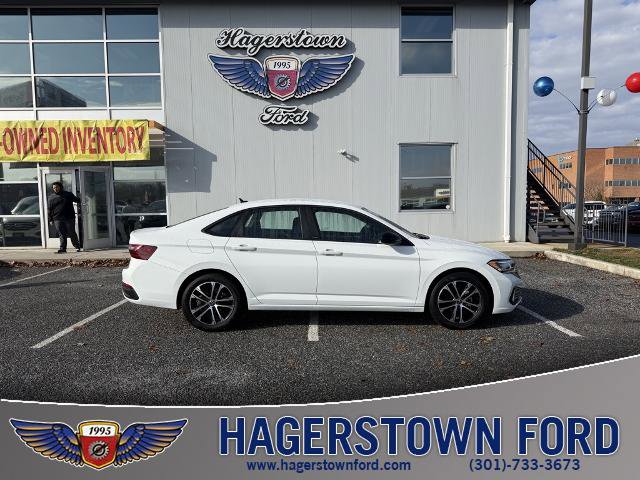 Used 2023 Volkswagen Jetta Sport image 1
