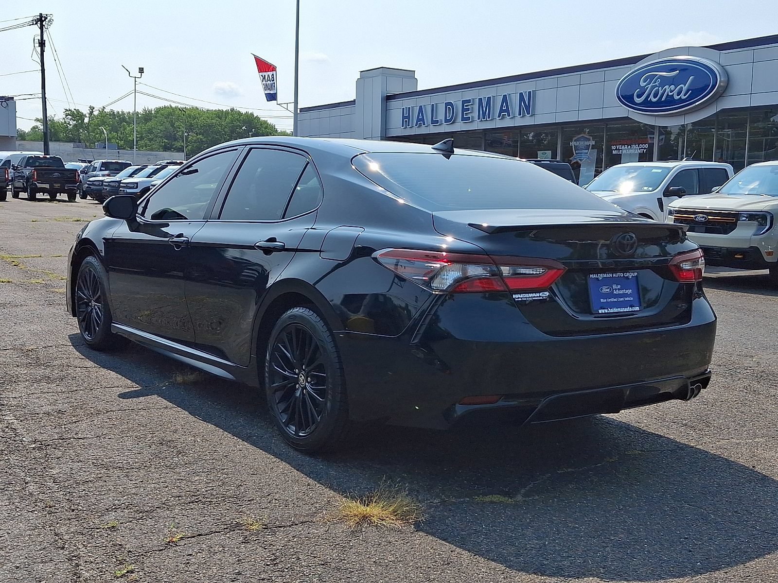 Used 2022 Toyota Camry SE w/ Carpet Mat Package (TMS) FWD image 5