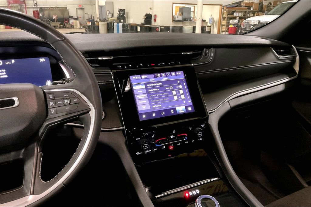 Used 2023 Jeep Grand Cherokee Altitude image 8