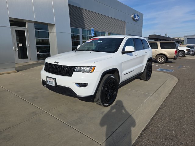 Used 2019 Jeep Grand Cherokee Laredo image 1