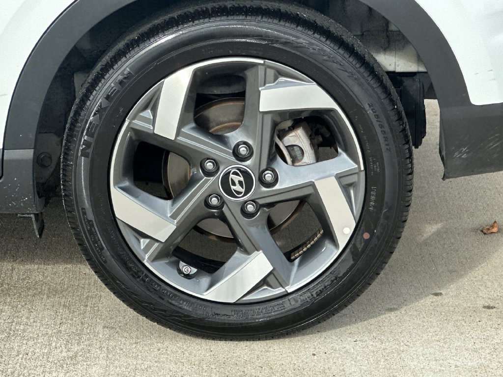 Used 2025 Hyundai Venue SEL FWD image 26
